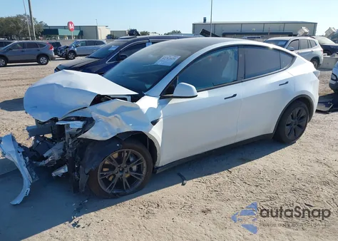 2025 Tesla Model Y Long Range Dual Motor All-Wheel Drive z USA, uszkodzony, nr VIN 7SAYGDEE4SA352948